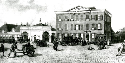 <p>De vroegste afbeelding van het logement op de hoek van de Beestenmarkt en Hoogstraat is deze tekening uit omstreeks 1860. Voor het logement is het een drukte van belang. Naast de herberg is rond het midden van de 19e eeuw een remise gebouwd. De tussen beide panden gelegen poort geeft toegang tot de stalling aan de achterzijde van het logement. Het gebouw zelf heeft in deze tijd nog maar één entree. De rechter zijgevel is ter hoogte van de huidige toegang op de begane grond nog blind. Hier bevond zich mogelijk wel een buitentrap naar de kelder (Stedelijk Museum Zwolle). </p>
